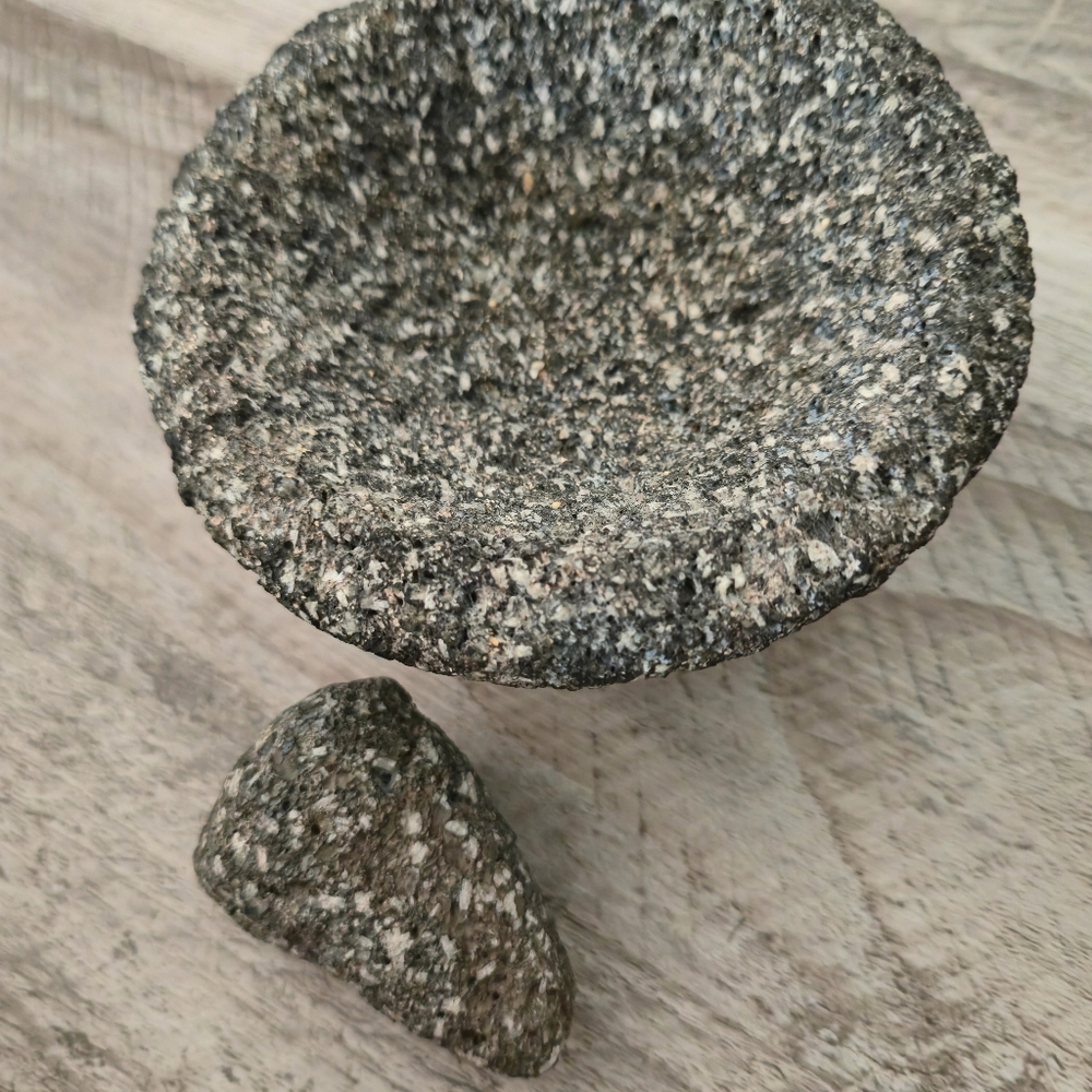 Unbranded Mini Volcanic Rock Molcajete Mortar & Pestle Set Hand Carved 11cm 4.5" - Picture 4 of 10